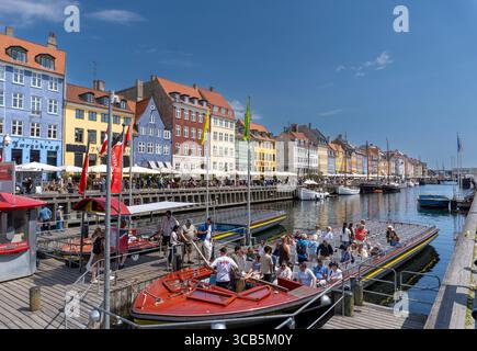 Touristen entlang des Nyhavn-Kanals in Kopenhagen, Dänemark Stockfoto