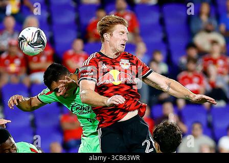 7. August 2025: Während des Spiels kämpfen beide Teams im Sports Illustrated Stadium in Harrison, New Jersey um den Pass. Die New York Red Bulls besiegen den FC Juarez mit 5:3. Shaquan Woody/Cal Sport Media Stockfoto