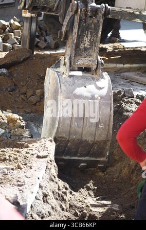 Bagger, der auf Baustellen im städtischen Bereich arbeitet Stockfoto