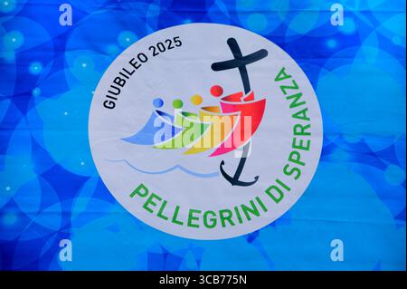 10. Dezember 2023, Vatikanstadt, Staat Vatikanstadt: Offizielles Logo des Jubiläums 2025 mit der Schrift „Pilgrims of Hope“ auf dem Petersplatz während der Weihnachtszeit in Vatikanstadt. (Bild: © Marcello Valeri/ZUMA Press Wire) Stockfoto