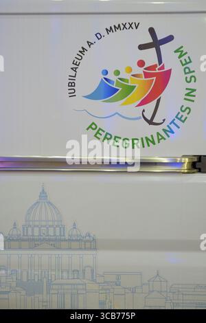 10. Dezember 2023, Vatikanstadt, Staat Vatikanstadt: Offizielles Logo des Jubiläums 2025 mit der lateinischen Aufschrift „Pilgrims of Hope“ auf dem Petersplatz während der Weihnachtszeit in Vatikanstadt. (Bild: © Marcello Valeri/ZUMA Press Wire) Stockfoto