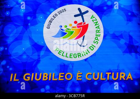 10. Dezember 2023, Vatikanstadt, Staat Vatikanstadt: Offizielles Logo des Jubiläums 2025 mit italienischer Schrift „Pilger der Hoffnung“ und dem Slogan „das Jubiläum ist Kultur“ auf dem Petersplatz während der Weihnachtszeit in Vatikanstadt. (Bild: © Marcello Valeri/ZUMA Press Wire) Stockfoto