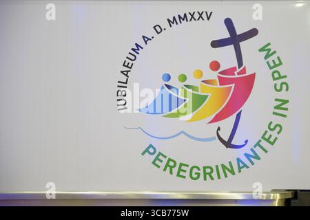 10. Dezember 2023, Vatikanstadt, Staat Vatikanstadt: Offizielles Logo des Jubiläums 2025 mit der lateinischen Aufschrift „Pilgrims of Hope“ auf dem Petersplatz während der Weihnachtszeit in Vatikanstadt. (Bild: © Marcello Valeri/ZUMA Press Wire) Stockfoto