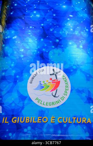 10. Dezember 2023, Vatikanstadt, Staat Vatikanstadt: Offizielles Logo des Jubiläums 2025 mit italienischer Schrift „Pilger der Hoffnung“ und dem Slogan „das Jubiläum ist Kultur“ auf dem Petersplatz während der Weihnachtszeit in Vatikanstadt. (Bild: © Marcello Valeri/ZUMA Press Wire) Stockfoto