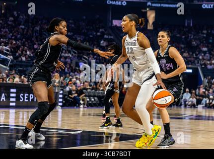 6. August 2025 San Francisco CA, USA Las Vegas Center A'ja Wilson (22) geht während des WNBA-Basketballspiels zwischen Las Vegas Aces und den Golden State Valkyries in den Basketball. Las Vegas besiegt Golden State 78-72 im Chase Center San Francisco Kalifornien Thurman James/CSM Stockfoto