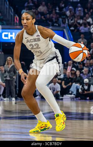 6. August 2025 San Francisco CA, USA Las Vegas Center A'ja Wilson (22) geht während des WNBA-Basketballspiels zwischen Las Vegas Aces und den Golden State Valkyries in den Basketball. Las Vegas besiegt Golden State 78-72 im Chase Center San Francisco Kalifornien Thurman James/CSM Stockfoto