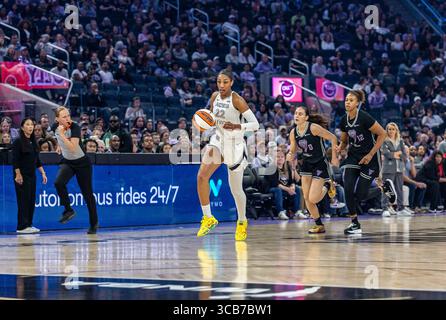 6. August 2025 San Francisco CA, USA Las Vegas Center A'ja Wilson (22) geht während des WNBA-Basketballspiels zwischen Las Vegas Aces und den Golden State Valkyries in den Basketball. Las Vegas besiegt Golden State 78-72 im Chase Center San Francisco Kalifornien Thurman James/CSM Stockfoto
