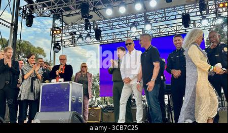 22. September 2023, Santa Barbara, Kalifornien, USA: Auf der linken Seite: Der Herzog und die Herzogin von Sussex, Prinz Harry und Prinzessin Meghan Markle, flankiert von Santa Barbara Fire Chiefs, die beim One805 Live Konzert und VIP Dinner im Kevin Costnerâ Anwesen am Meer geehrt werden. Kevin Costner befindet sich auf der rechten Seite, der Polizeichef von Santa Barbara County Bill Barr auf der rechten Seite und Adam McKaig, Gründer von Adamâ Angels, auf der linken Seite. Sowohl Männer als auch eine Frau erhielten den â œHeart des Communityâ€ Service Award, der ihnen vom königlichen Paar überreicht wurde. ..das ist eine jährliche, mehrere Millionen Dollar teure Spendenaktion Stockfoto
