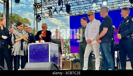22. September 2023, Santa Barbara, Kalifornien, USA: Auf der linken Seite: Der Herzog und die Herzogin von Sussex, Prinz Harry und Prinzessin Meghan Markle, flankiert von Santa Barbara Fire Chiefs, die beim One805 Live Konzert und VIP Dinner im Kevin Costnerâ Anwesen am Meer geehrt werden. Kevin Costner befindet sich auf der rechten Seite, der Polizeichef von Santa Barbara County Bill Barr auf der rechten Seite und Adam McKaig, Gründer von Adamâ Angels, auf der linken Seite. Sowohl Männer als auch eine Frau erhielten den â œHeart des Communityâ€ Service Award, der ihnen vom königlichen Paar überreicht wurde. ..das ist eine jährliche, mehrere Millionen Dollar teure Spendenaktion Stockfoto