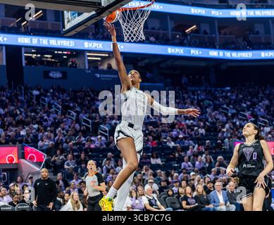 6. August 2025 San Francisco CA, USA Las Vegas Center A'ja Wilson (22) fährt zum Basketball-Spiel der WNBA zwischen Las Vegas Aces und den Golden State Valkyries. Las Vegas besiegt Golden State 78-72 im Chase Center San Francisco Kalifornien Thurman James/CSM Stockfoto