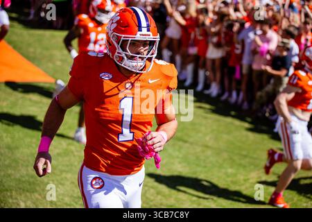 7. Oktober 2023: Clemson Tigers Running Back will Shipley (1) läuft im Memorial Stadium in Clemson, SC, auf das Spielfeld für das ACC Football Matchup gegen die Wake Forest Demon Deacons. (Scott Kinser/CSM) (Bild: © Scott Kinser/CSM via ZUMA Press Wire) Stockfoto