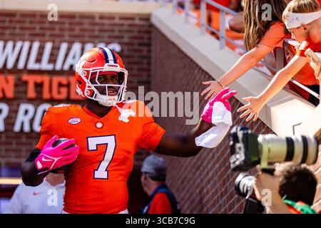 7. Oktober 2023: Clemson Tigers Running Back Phil Mafah (7) interagiert mit Fans vor dem ACC Football Matchup gegen die Wake Forest Demon Deacons im Memorial Stadium in Clemson, SC. (Scott Kinser/CSM) (Bild: © Scott Kinser/CSM via ZUMA Press Wire) Stockfoto
