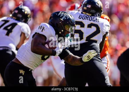 7. Oktober 2023: Wake Forest Demon Deacons Running Back Justice Ellison (6) läuft beim ersten Down gegen die Clemson Tigers im ACC Football Matchup im Memorial Stadium in Clemson, SC. (Scott Kinser/CSM) (Bild: © Scott Kinser/CSM via ZUMA Press Wire) Stockfoto