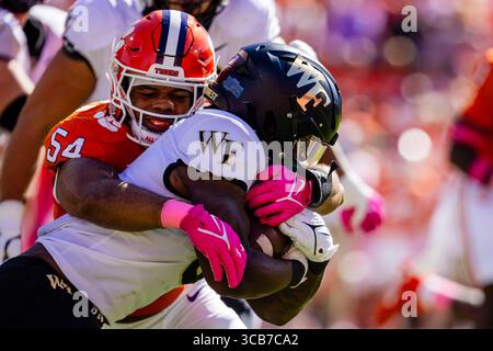 7. Oktober 2023: Der Linebacker Jeremiah Trotter Jr. (54) der Clemson Tigers kämpft im ACC Football Matchup im Memorial Stadium in Clemson, SC, gegen die Wake Forest Demon Deacons. (Scott Kinser/CSM) (Bild: © Scott Kinser/CSM via ZUMA Press Wire) Stockfoto