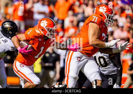 7. Oktober 2023: Clemson Tigers Running Back will Shipley (1) folgt dem Offensive Lineman Tristan Leigh (71), der im ACC Football Matchup im Memorial Stadium in Clemson, SC, im zweiten Rückstand gegen die Wake Forest Demon Deacons läuft. (Scott Kinser/CSM) (Bild: © Scott Kinser/CSM via ZUMA Press Wire) Stockfoto