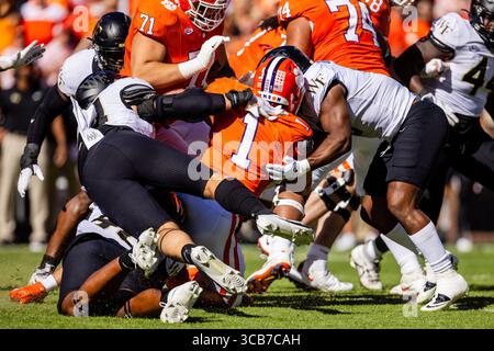 7. Oktober 2023: Wake Forest Demon Deacons Linebacker Dylan Hazen (24) und Defensive Back Chelen Garnes (9) gehen im ersten Quartal des ACC Football Matchups im Memorial Stadium in Clemson, SC, gegen Clemson Tigers Running Back will Shipley (1) an. (Scott Kinser/CSM) (Bild: © Scott Kinser/CSM via ZUMA Press Wire) Stockfoto