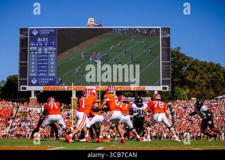7. Oktober 2023: Clemson Tigers Running Back will Shipley (1) täuscht die Übergabe von Quarterback Cade Klubnik (2) während des ersten Viertels des ACC Football Matchups im Memorial Stadium in Clemson, SC. Vor. (Scott Kinser/CSM) (Bild: © Scott Kinser/CSM via ZUMA Press Wire) Stockfoto