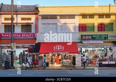 Am späten Nachmittag fällt Licht auf die Geschäfte entlang der Serangoon Road in Little India in Singapur, einem Viertel mit indischen Restaurants und indischen Unternehmen Stockfoto