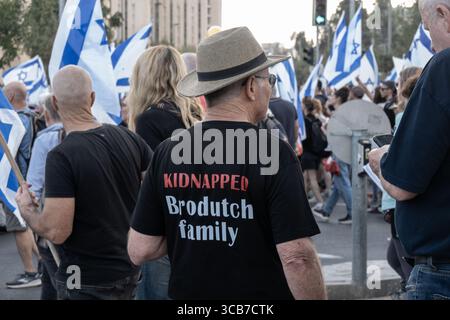 18. November 2023, Jerusalem, Israel: Familien von Geiseln im Gazastreifen und Tausende von Unterstützern kommen in Jerusalem an und beenden fast den fünftägigen Trek von Tel Aviv, der am 14. November bis zum Ministerâ Büro des Premierministers aufbrach. Sie begannen zu marschieren, als Berichte veröffentlichten, dass Israel und die Hamas in Verhandlungen über eine teilweise Freilassung von Geiseln waren, in der Hoffnung, Entscheidungsträger dazu zu bewegen, ihre Angehörigen nach Hause zu bringen. Israel ist in einen Krieg mit der Hamas verwickelt, nachdem am 7. Oktober 2023 massive Raketenfeuer aus dem Gazastreifen auf Israel geschossen wurden und bewaffnete Männer in israelisches Territorium eindringen konnten Stockfoto