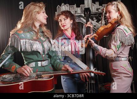 23. Dezember 2023: Foto in Dallas, kurz bevor die Dixie Chicks das Album „Sollten nicht A Ted You That“ veröffentlichten. Von links: Emily Erwin, Laura Lynch und Martie Erwin. (Kreditbild: © Ralph Lauer/Fort Worth Star-Telegram via ZUMA Press Wire) Stockfoto