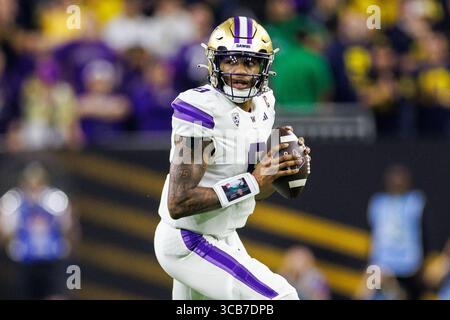 8. Januar 2024: Der Washington Quarterback Michael Penix Jr. (9) übergibt den Ball während des College Football Playoff National Championship-Spiels zwischen den Washington Huskies und den Michigan Wolverines im NRG Stadium in Houston, Texas. John Mersits/CSM (Credit Image: © John Mersits/CSM via ZUMA Press Wire) Stockfoto