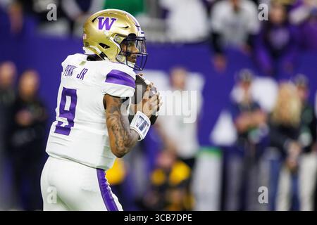 8. Januar 2024: Der Washington Quarterback Michael Penix Jr. (9) übergibt den Ball während des College Football Playoff National Championship-Spiels zwischen den Washington Huskies und den Michigan Wolverines im NRG Stadium in Houston, Texas. John Mersits/CSM (Credit Image: © John Mersits/CSM via ZUMA Press Wire) Stockfoto