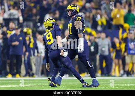 8. Januar 2024: Michigan Quarterback J.J. McCarthy (9) und Michigan Offensive Lineman Trevor Keegan (77) feiern den Touchdown während der College Football Playoff National Championship-Action zwischen den Washington Huskies und den Michigan Wolverines im NRG Stadium in Houston, Texas. John Mersits/CSM (Credit Image: © John Mersits/CSM via ZUMA Press Wire) Stockfoto