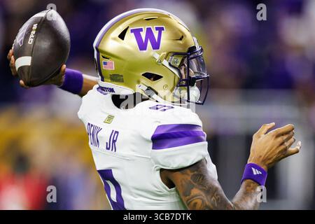 8. Januar 2024: Der Washington Quarterback Michael Penix Jr. (9) übergibt den Ball während des College Football Playoff National Championship-Spiels zwischen den Washington Huskies und den Michigan Wolverines im NRG Stadium in Houston, Texas. John Mersits/CSM (Credit Image: © John Mersits/CSM via ZUMA Press Wire) Stockfoto
