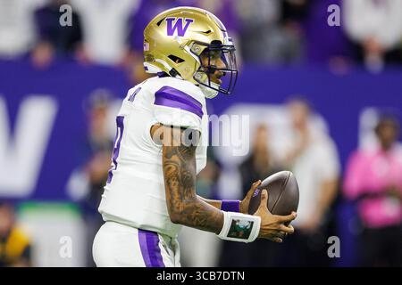 8. Januar 2024: Der Washington Quarterback Michael Penix Jr. (9) übergibt den Ball während des College Football Playoff National Championship-Spiels zwischen den Washington Huskies und den Michigan Wolverines im NRG Stadium in Houston, Texas. John Mersits/CSM (Credit Image: © John Mersits/CSM via ZUMA Press Wire) Stockfoto