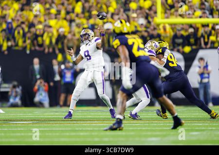 8. Januar 2024: Der Washington Quarterback Michael Penix Jr. (9) übergibt den Ball während des College Football Playoff National Championship-Spiels zwischen den Washington Huskies und den Michigan Wolverines im NRG Stadium in Houston, Texas. John Mersits/CSM (Credit Image: © John Mersits/CSM via ZUMA Press Wire) Stockfoto