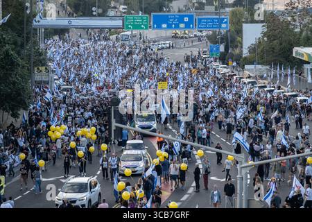 18. November 2023, Jerusalem, Israel: Familien von Geiseln im Gazastreifen und Tausende von Unterstützern kommen in Jerusalem an und beenden fast den fünftägigen Trek von Tel Aviv, der am 14. November bis zum Ministerâ Büro des Premierministers aufbrach. Sie begannen zu marschieren, als Berichte veröffentlichten, dass Israel und die Hamas in Verhandlungen über eine teilweise Freilassung von Geiseln waren, in der Hoffnung, Entscheidungsträger dazu zu bewegen, ihre Angehörigen nach Hause zu bringen. Israel ist in einen Krieg mit der Hamas verwickelt, nachdem am 7. Oktober 2023 massive Raketenfeuer aus dem Gazastreifen auf Israel geschossen wurden und bewaffnete Männer in israelisches Territorium eindringen konnten Stockfoto