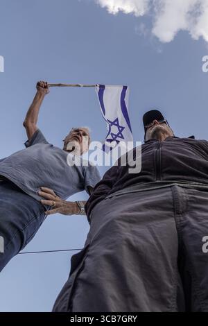 18. November 2023, Jerusalem, Israel: Familien von Geiseln im Gazastreifen und Tausende von Unterstützern kommen in Jerusalem an und beenden fast den fünftägigen Trek von Tel Aviv, der am 14. November bis zum Ministerâ Büro des Premierministers aufbrach. Sie begannen zu marschieren, als Berichte veröffentlichten, dass Israel und die Hamas in Verhandlungen über eine teilweise Freilassung von Geiseln waren, in der Hoffnung, Entscheidungsträger dazu zu bewegen, ihre Angehörigen nach Hause zu bringen. Israel ist in einen Krieg mit der Hamas verwickelt, nachdem am 7. Oktober 2023 massive Raketenfeuer aus dem Gazastreifen auf Israel geschossen wurden und bewaffnete Männer in israelisches Territorium eindringen konnten Stockfoto