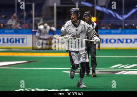 2. Dezember 2023: Calgary Roughnecks Tyler Pace (68) läuft mit dem Ball im zweiten Quartal gegen die Rochester Knighthawks. Die Rochester Knighthawks waren Gastgeber der Calgary Roughnecks in einem Spiel der National Lacrosse League in der Blue Cross Arena in Rochester, New York. (Jonathan Tenca/CSM) (Bild: © Jonathan Tenca/CSM via ZUMA Press Wire) Stockfoto