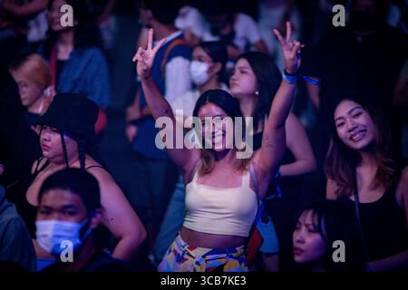 29. Juli 2023, Bangkok, Thailand: SILVY singt vor Handyblitzen während des SOMMERFESTES 2023 in Bangkok. Am 29. Juli 2023 besuchen die Besucher DAS FEST 2023 im BITEC (Bangkok International Trade & Exhibition Centre) in Bangkok, Thailand. Tritt beim SOMMERFEST 2023 in Bangkok auf. Am 29. Juli 2023 besuchen die Besucher DAS FEST 2023 im BITEC (Bangkok International Trade & Exhibition Centre) in Bangkok, Thailand. (Kreditbild: © Matt Hunt/ZUMA Press Wire) Stockfoto