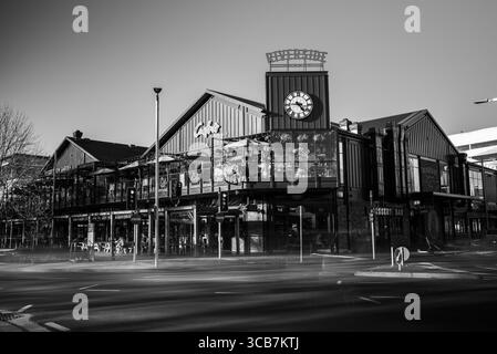 Ich nahm meine Kamera mit 2 ND-Filtern und meinem Stativ heraus, um meine Fotos auf 2-3 Minuten zu verlangsamen. Stockfoto