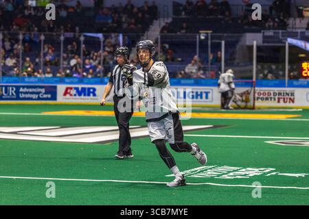 2. Dezember 2023: Calgary Roughnecks Tyler Pace (68) läuft mit dem Ball im zweiten Quartal gegen die Rochester Knighthawks. Die Rochester Knighthawks waren Gastgeber der Calgary Roughnecks in einem Spiel der National Lacrosse League in der Blue Cross Arena in Rochester, New York. (Jonathan Tenca/CSM) (Bild: © Jonathan Tenca/CSM via ZUMA Press Wire) Stockfoto