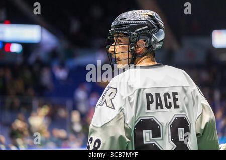 2. Dezember 2023: Calgary Roughnecks Stürmer Tyler Pace (68) setzt sich im vierten Quartal gegen die Rochester Knighthawks aus. Die Rochester Knighthawks waren Gastgeber der Calgary Roughnecks in einem Spiel der National Lacrosse League in der Blue Cross Arena in Rochester, New York. (Jonathan Tenca/CSM) (Bild: © Jonathan Tenca/CSM via ZUMA Press Wire) Stockfoto