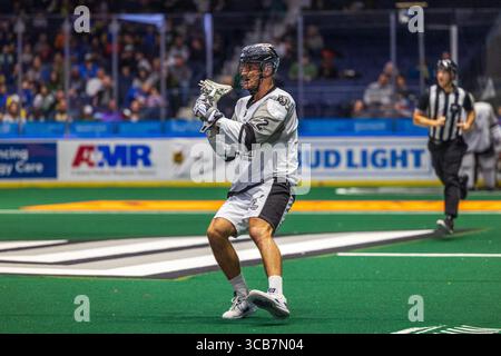 2. Dezember 2023: Calgary Roughnecks Verteidiger Reece Callies (2) spielt mit dem Ball im zweiten Quartal gegen die Rochester Knighthawks. Die Rochester Knighthawks waren Gastgeber der Calgary Roughnecks in einem Spiel der National Lacrosse League in der Blue Cross Arena in Rochester, New York. (Jonathan Tenca/CSM) (Bild: © Jonathan Tenca/CSM via ZUMA Press Wire) Stockfoto