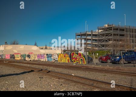 Ich nahm meine Kamera mit 2 ND-Filtern und meinem Stativ heraus, um meine Fotos auf 2-3 Minuten zu verlangsamen. Stockfoto