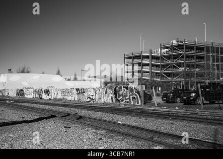 Ich nahm meine Kamera mit 2 ND-Filtern und meinem Stativ heraus, um meine Fotos auf 2-3 Minuten zu verlangsamen. Stockfoto