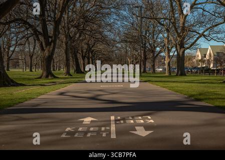 Ich nahm meine Kamera mit 2 ND-Filtern und meinem Stativ heraus, um meine Fotos auf 2-3 Minuten zu verlangsamen. Stockfoto