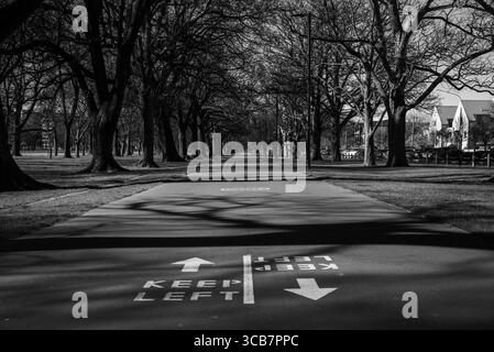 Ich nahm meine Kamera mit 2 ND-Filtern und meinem Stativ heraus, um meine Fotos auf 2-3 Minuten zu verlangsamen. Stockfoto