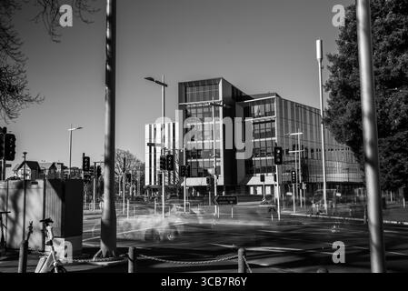 Ich nahm meine Kamera mit 2 ND-Filtern und meinem Stativ heraus, um meine Fotos auf 2-3 Minuten zu verlangsamen. Stockfoto