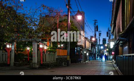Eine stimmungsvolle Szene einer traditionellen japanischen Straße während der Dämmerung, mit kultureller Architektur und leuchtenden Laternen, Kyoto, Japan Stockfoto