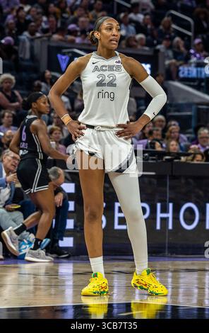 6. August 2025 San Francisco CA, USA Las Vegas Center A'ja Wilson (22) auf dem Spielfeld während des WNBA Basketballspiels zwischen Las Vegas Aces und den Golden State Walküren. Las Vegas besiegt Golden State 78-72 im Chase Center San Francisco Kalifornien Thurman James/CSM Stockfoto