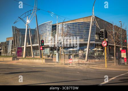 Ich nahm meine Kamera mit 2 ND-Filtern und meinem Stativ heraus, um meine Fotos auf 2-3 Minuten zu verlangsamen. Stockfoto