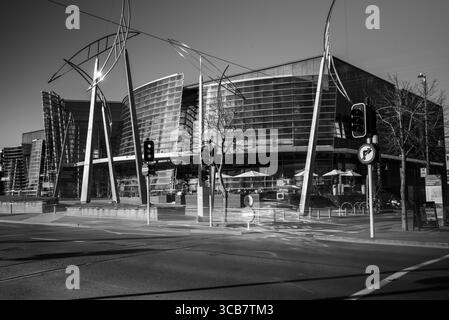 Ich nahm meine Kamera mit 2 ND-Filtern und meinem Stativ heraus, um meine Fotos auf 2-3 Minuten zu verlangsamen. Stockfoto