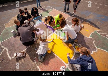 28. April 2018, Costa Mesa, Kalifornien: Studenten, Eltern und Freiwillige arbeiten an der Ummalung und Restaurierung einer Karte der USA auf einem Schulspielplatz in Costa Mesa, CA. (Bild: © Spencer Grant/ZUMA Press Wire) Stockfoto