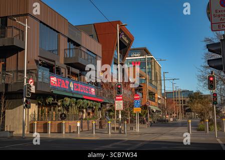 Ich nahm meine Kamera mit 2 ND-Filtern und meinem Stativ heraus, um meine Fotos auf 2-3 Minuten zu verlangsamen. Stockfoto