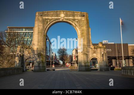 Ich nahm meine Kamera mit 2 ND-Filtern und meinem Stativ heraus, um meine Fotos auf 2-3 Minuten zu verlangsamen. Stockfoto